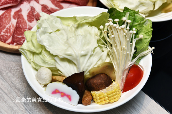 ▲台北藤集火锅大分量顶级肉品新鲜海鲜。(图/尼豪提供)