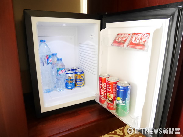 ▲饭店房间示意图,遥控器,电视,冰箱,MINI BAR,卫浴,洗脸台,浴缸,莲蓬头,玻璃杯,茶,咖啡,电话,电源开关,枕头,枕套,门锁,指示牌,房卡,橱柜,插座。(示意图/记者彭怀玉摄)