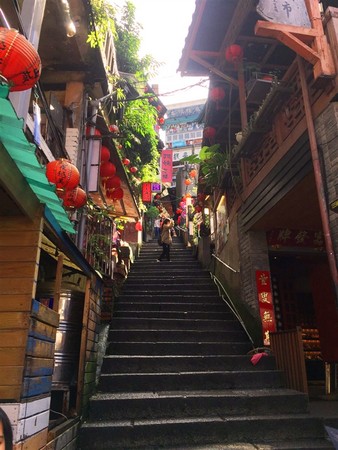 ▲日本人爱九份,其中最爱逛的就是石阶盘踞而上的竖崎路风光。(图/取自维基百科,以下皆同)