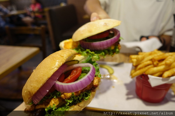 ▲台北1885 burger store 南京店。(图/老K提供)