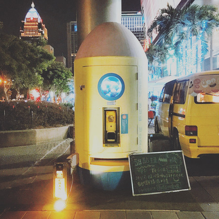 ▲“甜点扭蛋机”进驻台北信义区,会摆到11/15。(图/网友提供,请勿随意翻拍,以免侵权。)