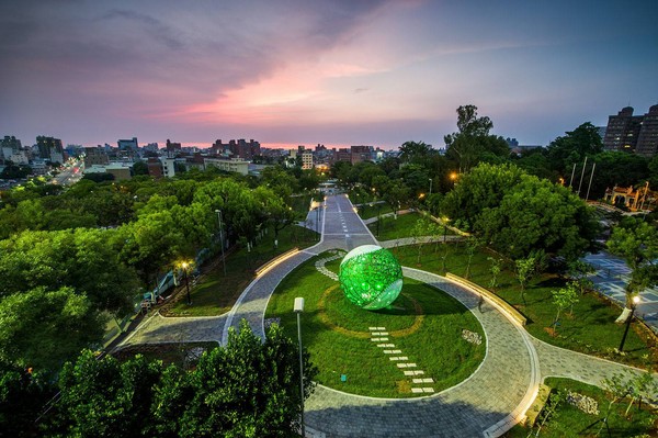 ▲嘉义KANO棒球园区,KANO景观球的夜间光雕试灯空拍照。(图/摄影师洪年宏提供,请勿随意翻拍,以免侵权。)使用照片需私讯个人脸书告知一声