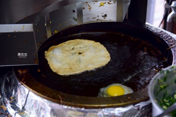 新北市 三重国小手工铁夹蛋饼 '葱油饼。（图／周花花提供）