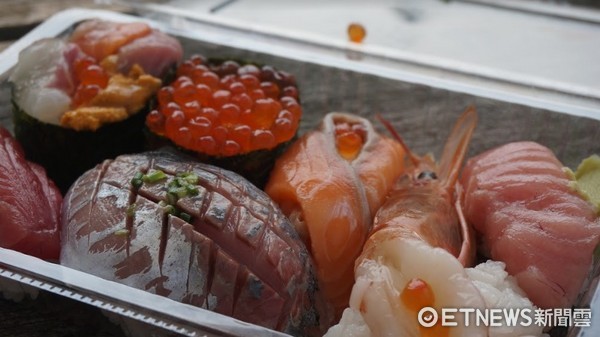 唐户市场平价海鲜大排挡　午后对折保证吃饱吃满。（图／记者廖明慧摄）