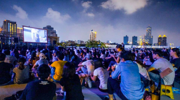 ▲驳二屋顶电影节(图/翻摄自《驳二艺术特区 The Pier-2 Art Center》粉丝专页)