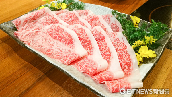▲黑毛屋、干杯、老干杯A5宫崎牛上市。(图/记者黄士原摄)