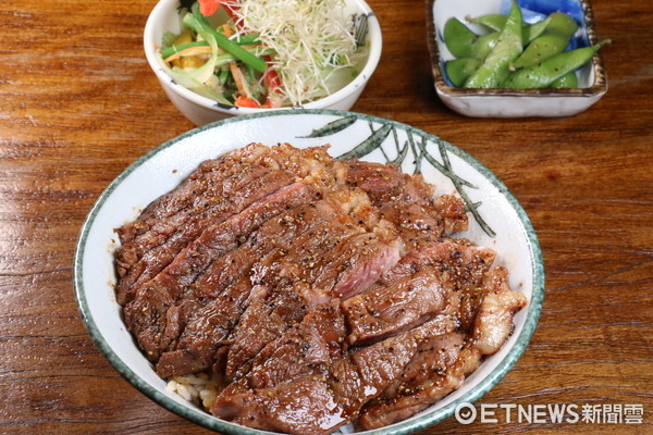 ▲%季湃瘴多嵘杖馕<餐点。（图／记者华少甫摄）