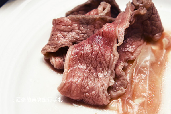 ▲台北藤集火锅大分量顶级肉品新鲜海鲜。(图/尼豪提供)