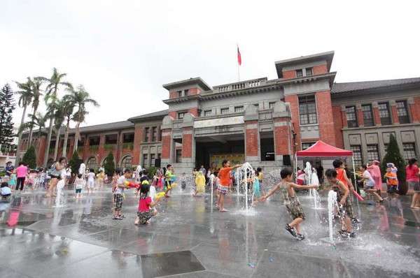 新竹府前广场变身水乐园（图／新竹市政府提供）
