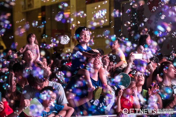 ▲%己8鄢呛T舜笙寐短旃愠≈械拇5部泡泡机发放泡泡 海港城“Bubble Up”公共艺术表演。(图/海港城提供)