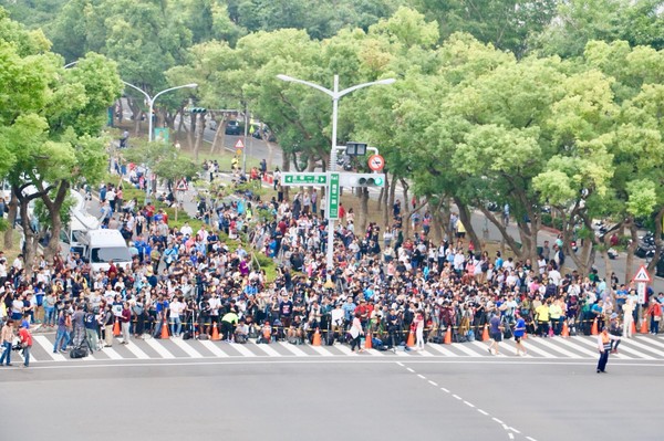 ▲有近千位热爱摄影民众聚集高雄青年路段,一早就苦守等候“悬日”奇景现身。(图/取自高雄市政府网站)