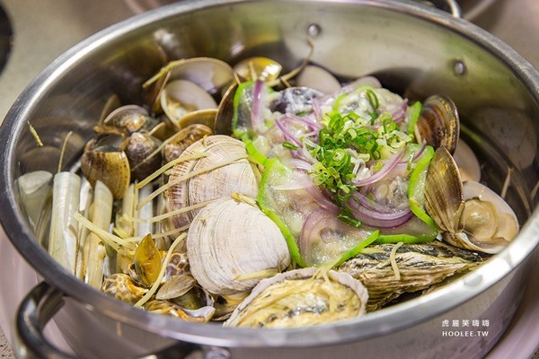 鲨嗑海鲜锅物。(图/虎丽笑嗨嗨)