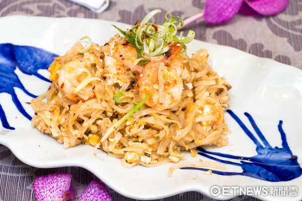 蓝象餐厅宫廷即食调理包，泰式料理，沙爹，泰式炒河粉。（图／记者黄士原摄）