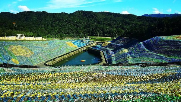 ▲400万支宝特瓶打造成的梵高名画星空草原。(图/翻摄自星空草原粉丝专页)