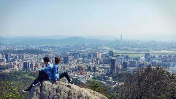 ▲金面山剪刀石。(图/IG@apk89898提供,请勿任意翻摄,以免侵权)