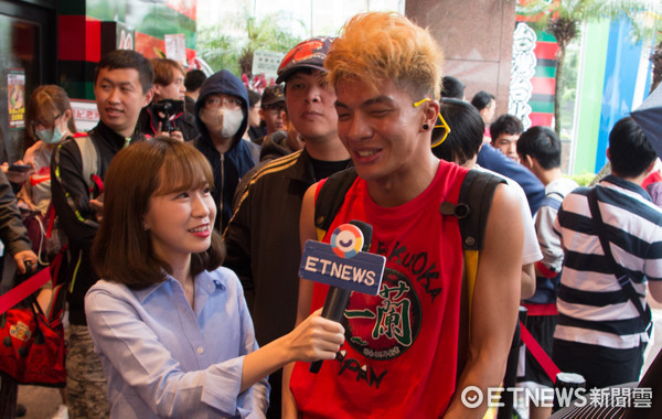 一兰拉面开幕 粉丝半夜2点头香 就连邰智源也来朝圣。(图/记者黄士原摄)