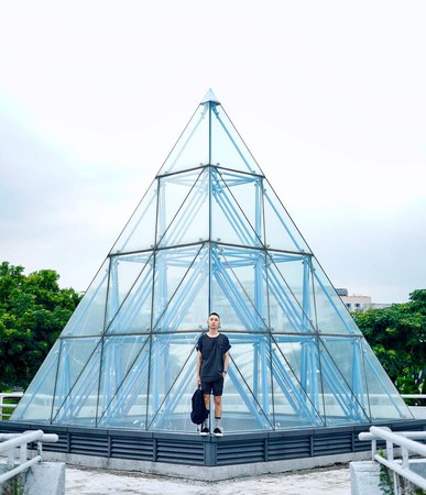 ▲台版玻璃金字塔就位在花博美术园区内。(图/网友提供,请勿随意翻拍,以免侵权。)