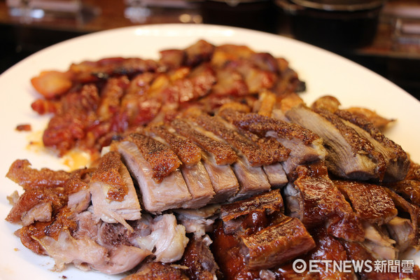 ▲文华Cafe晚间也推Buffet　鲍鱼、螃蟹及带骨肋眼牛排吃到饱。（图／记者黄士原摄）
