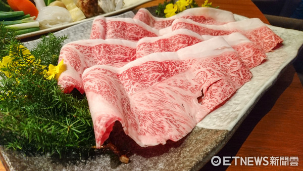 ▲黑毛屋、干杯、老干杯A5宫崎牛上市。(图/记者黄士原摄)