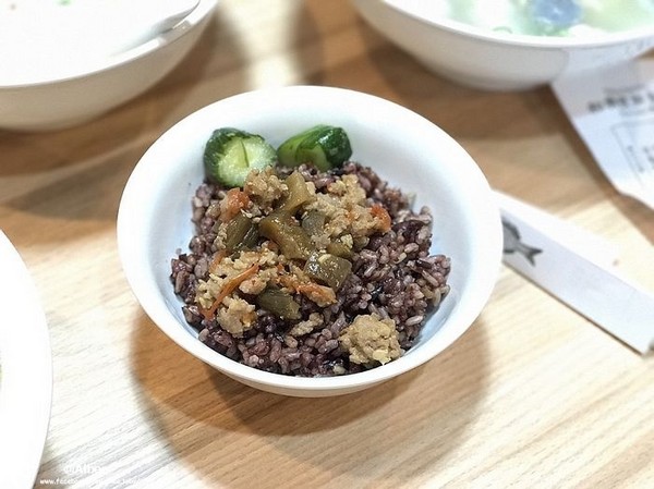 ▲台南林百货旁和兴号鲜鱼汤。(图/爱比妞提供)