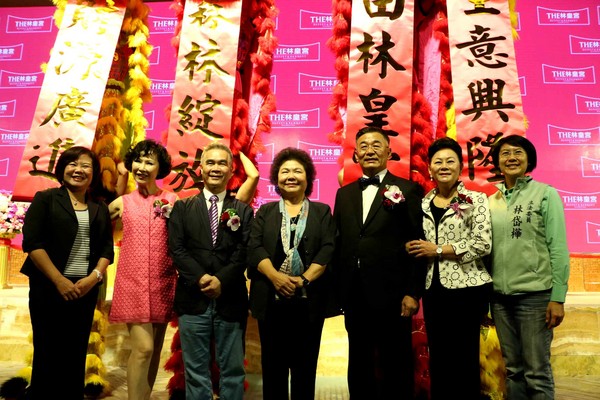 ▲%加闪衷盎槁眉?糯蛟斓脑he林皇宫10月28日盛大开幕,高雄市长陈菊应邀出席开幕剪彩 。(图/高雄市政府提供)