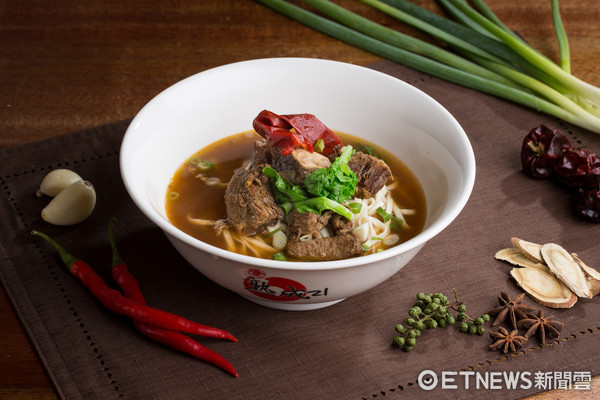 ▲%及?熟成21牛肉新品,川味椒香牛肉面与极致川味椒香精华牛肉。(图/美福国际提供)