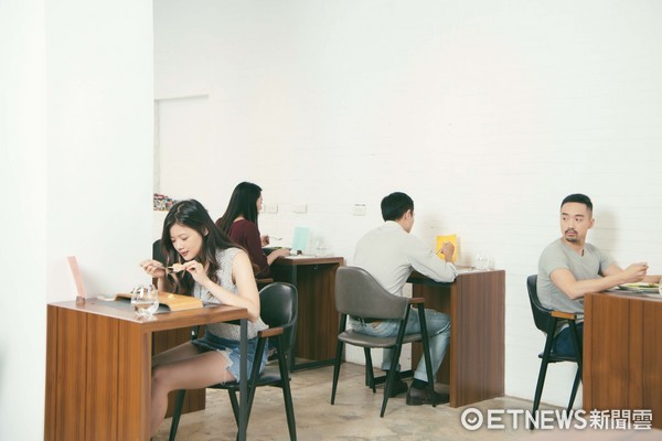 ▲专为一个人设计的餐饮空间《table for ONE 一人餐桌》。(图/警喜制造 Surprise Lab.提供)