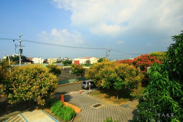 ▲嘉义新港艺术高中空中彩虹跑道。(图/可人之家提供)