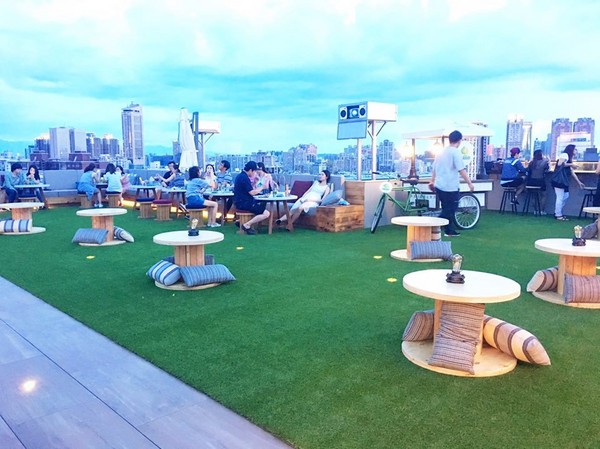 ▲英迪格高空酒吧。(图/高雄中央公园英迪格酒店提供)
