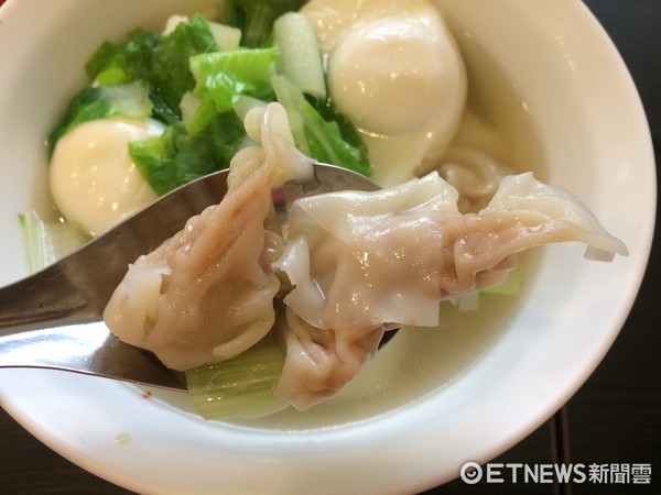 神级馄饨复活!在地人感动:左营市场虽拆了但怀旧美食永流传。(图/记者廖明慧摄)