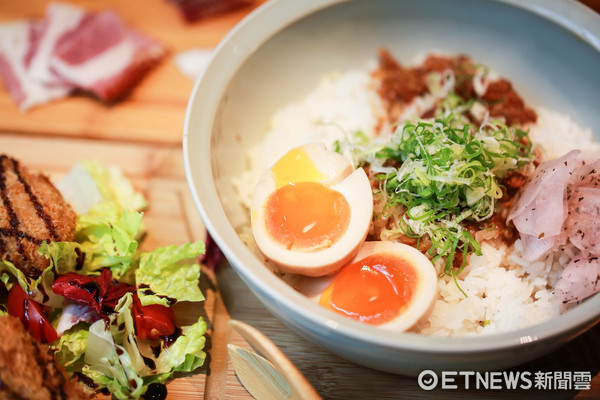 ▲肉RÒU餐厅美食介绍。(图/记者林世文摄)