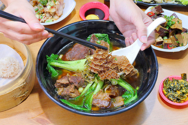 ▲台中大四喜牛肉面东海夜市 。(图/橘子狗爱吃糖提供)