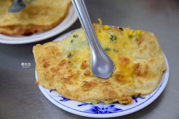 新北市 三重国小手工铁夹蛋饼 '葱油饼。（图／周花花提供）