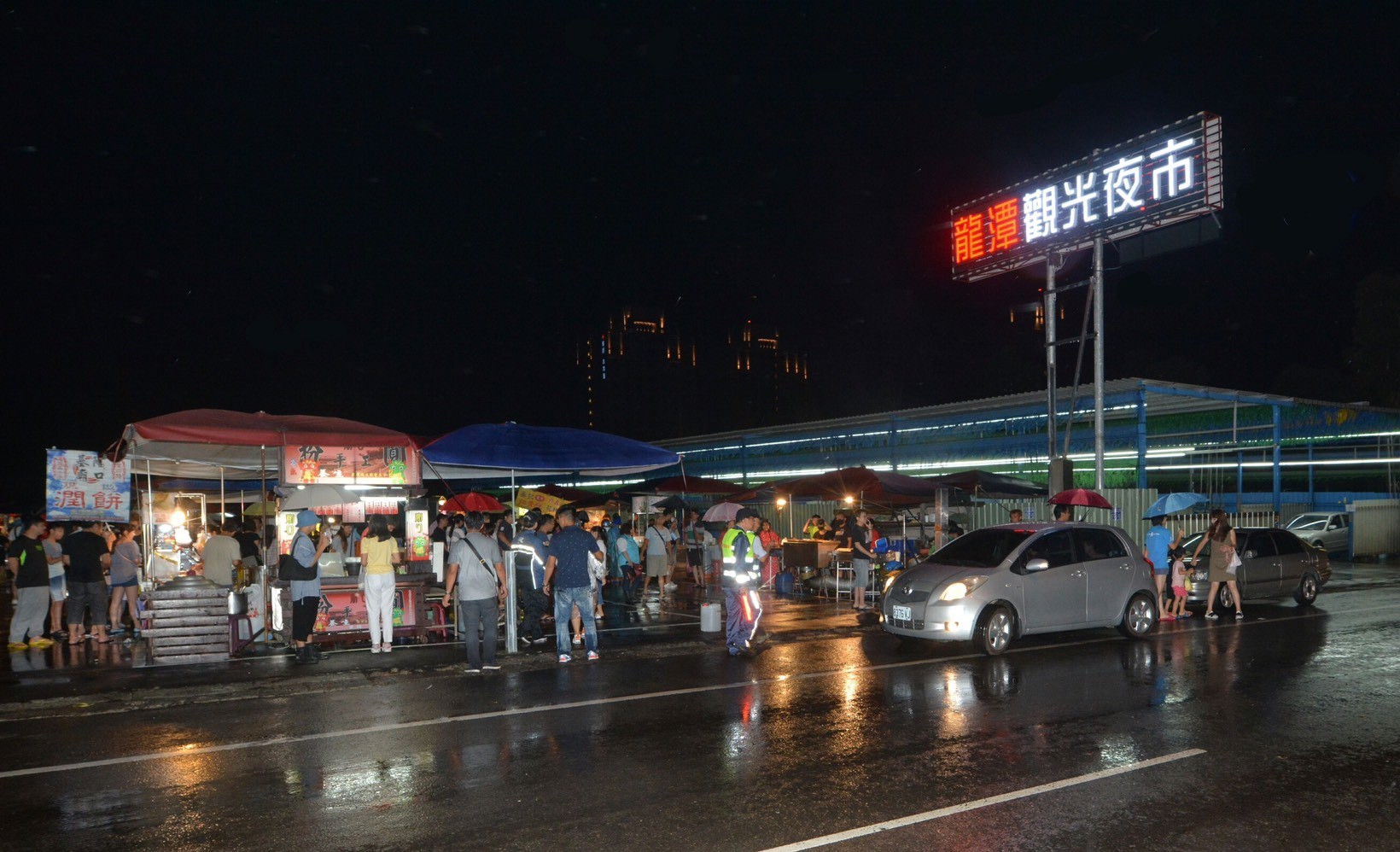 ▲%?南桃园规模最大 龙潭夜市开幕 摊商多达500个。(图/取自桃园市政府网站)