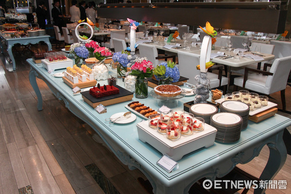 ▲文华Cafe晚间也推Buffet　鲍鱼、螃蟹及带骨肋眼牛排吃到饱。（图／记者黄士原摄）