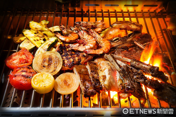 ▲%继ū本?镁频昝heers欢饮廊中秋露台BBQ派对。(图/台北君悦酒店提供)
