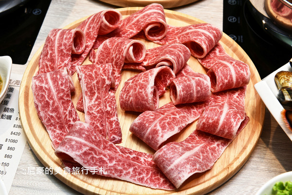 ▲台北藤集火锅大分量顶级肉品新鲜海鲜。(图/尼豪提供)