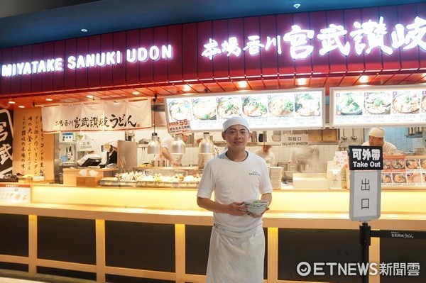 ▲中坜大江6000坪地下游逛街城,9月6日试营运人潮爆量。(图/记者杨淑媛摄)