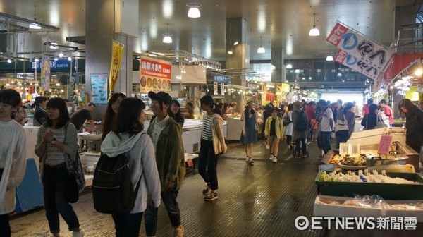 唐户市场平价海鲜大排挡　午后对折保证吃饱吃满。（图／记者廖明慧摄）