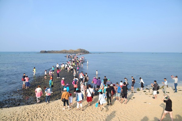 ▲连假澎湖爆浆了!游客挤爆“摩西分海”…变人龙分海。(图/澎湖国家风景区管理处)