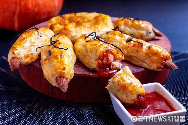 ▲美威鲑鱼厨房10月推出万圣节料理课程。(图/美威鲑鱼提供)酥皮棺木内有鲑鱼飘飘、鲑鱼木乃伊葱油饼、鲑鱼怪兽手指、鲑鱼南瓜咖喱惊魂夜。