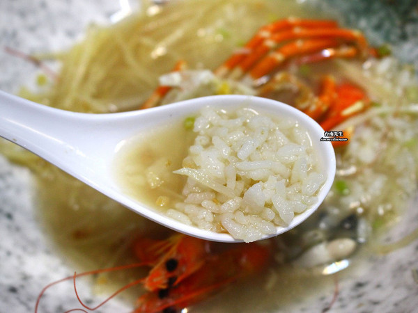 ▲台南一允堂海鲜粥,满满新鲜海鲜配料。(图/台南先生提供)