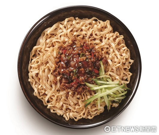 ▲阿舍干面“究酱拌面”,豆瓣老酱口味。(图/微风集团提供)