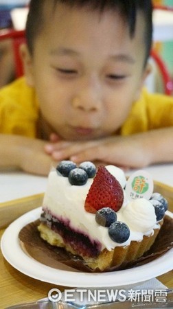 这就是夏天的滋味！淡水“清凉一条街”3款打卡冰品超消暑 。（图／记者廖明慧摄）