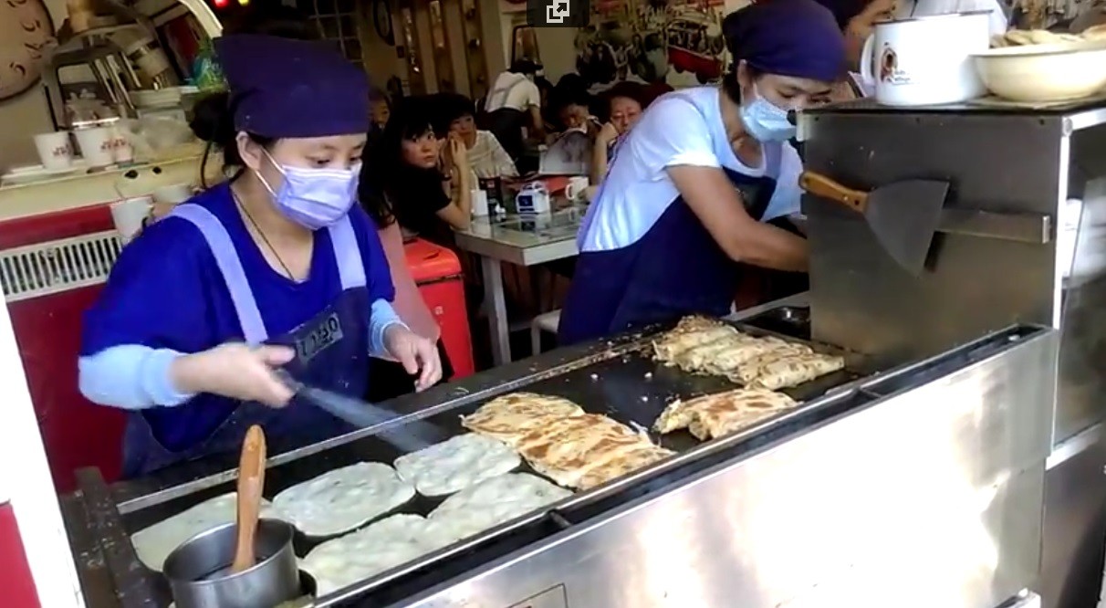 你早餐也爱吃蛋饼吗？双北4家超酥脆蛋饼　晚来吃不到（图／记者廖明慧摄）
