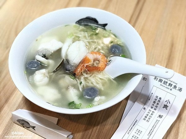 ▲台南林百货旁和兴号鲜鱼汤。(图/爱比妞提供)