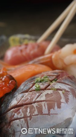 唐户市场平价海鲜大排挡　午后对折保证吃饱吃满。（图／记者廖明慧摄）