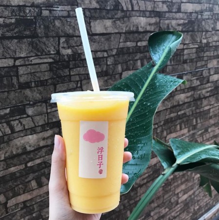 ▲“牛仔很忙”是芒果和凤梨打成的果汁。(图/网友IG@nien_hsuan提供,请勿任意翻摄以免侵权)