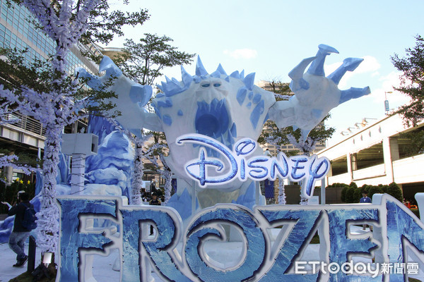 ▲12米冰晶圣诞树11/30登场　冰雪奇缘嘉年华免费5景点好好拍。（图／记者黄士原摄）