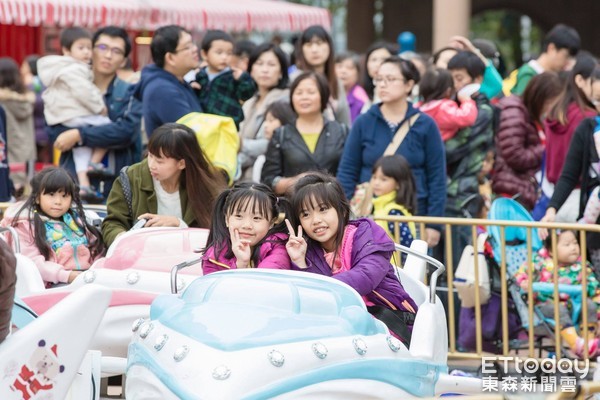 旋转飞机,游乐场,亲子同乐(图/记者林世文摄)